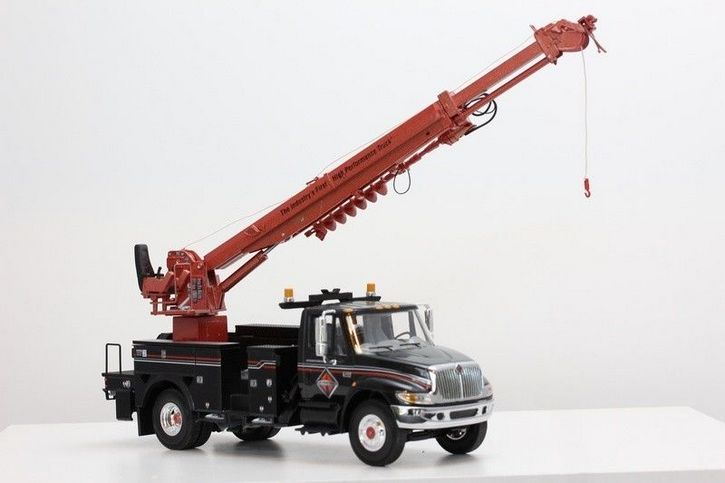 1955 International 4400 Series w/digger derrick black 1/34 ready